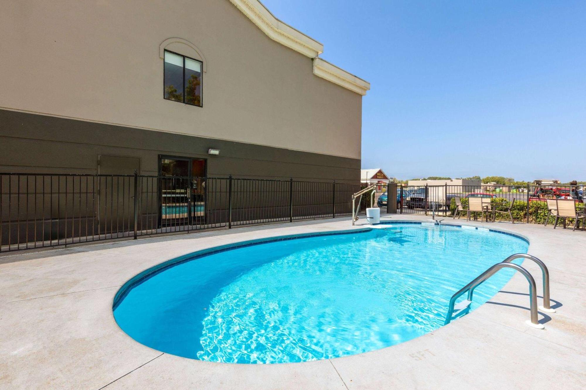 La Quinta Inn By Wyndham Decatur Alabama Exterior foto